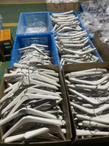 plastic-high-quality-hangers-1000x1000