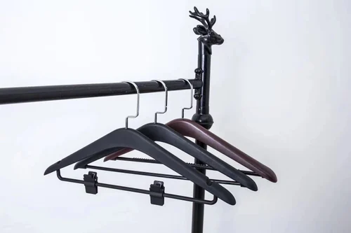plastic-high-quality-hangers-500x500